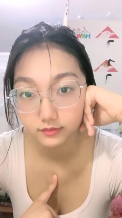 风骚巨乳眼镜娘大学校园直播 看上去呆呆的没想到脱掉眼镜超漂亮 一对大奶子更是极品中的极品 截图10