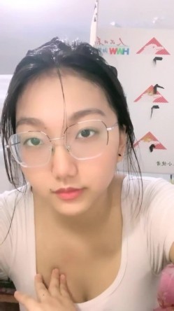 风骚巨乳眼镜娘大学校园直播 看上去呆呆的没想到脱掉眼镜超漂亮 一对大奶子更是极品中的极品 截图11