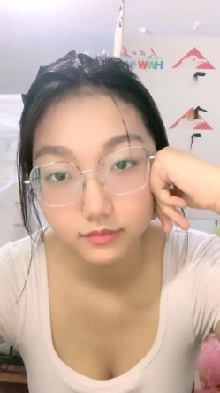 风骚巨乳眼镜娘大学校园直播 看上去呆呆的没想到脱掉眼镜超漂亮 一对大奶子更是极品中的极品 截图12