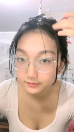 风骚巨乳眼镜娘大学校园直播 看上去呆呆的没想到脱掉眼镜超漂亮 一对大奶子更是极品中的极品 截图13