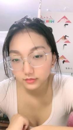 风骚巨乳眼镜娘大学校园直播 看上去呆呆的没想到脱掉眼镜超漂亮 一对大奶子更是极品中的极品 截图14