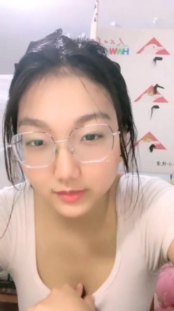 风骚巨乳眼镜娘大学校园直播 看上去呆呆的没想到脱掉眼镜超漂亮 一对大奶子更是极品中的极品 截图15