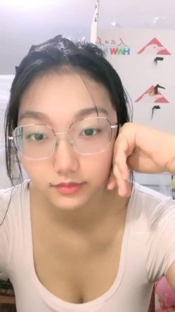 风骚巨乳眼镜娘大学校园直播 看上去呆呆的没想到脱掉眼镜超漂亮 一对大奶子更是极品中的极品 截图16