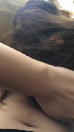 女人啊女人啊，浪阿姨，江边小廊露出吃鸡，厕所刺激后入，回家还喜欢吃鸡，吃上瘾啦！ 截图12