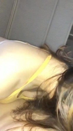 女人啊女人啊，浪阿姨，江边小廊露出吃鸡，厕所刺激后入，回家还喜欢吃鸡，吃上瘾啦！ 截图15