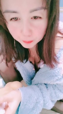 眼镜熟女少妇，只喜欢大长屌，进出白虎穴，把阴道撑得满满的 截图16