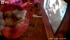 【萤石云摄像头】偷情女被暴力肛交 灌酒 操哭了19V，晚上吃夜宵时被强制按床上灌酒，大叫 哭了 截图1