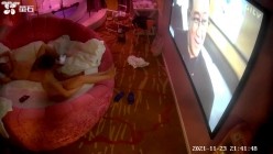 【萤石云摄像头】偷情女被暴力肛交 灌酒 操哭了19V，晚上吃夜宵时被强制按床上灌酒，大叫 哭了 截图2
