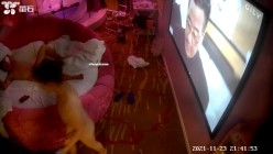 【萤石云摄像头】偷情女被暴力肛交 灌酒 操哭了19V，晚上吃夜宵时被强制按床上灌酒，大叫 哭了 截图3
