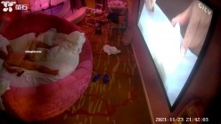 【萤石云摄像头】偷情女被暴力肛交 灌酒 操哭了19V，晚上吃夜宵时被强制按床上灌酒，大叫 哭了 截图5