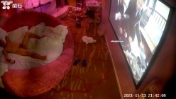 【萤石云摄像头】偷情女被暴力肛交 灌酒 操哭了19V，晚上吃夜宵时被强制按床上灌酒，大叫 哭了 截图6