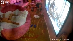 【萤石云摄像头】偷情女被暴力肛交 灌酒 操哭了19V，晚上吃夜宵时被强制按床上灌酒，大叫 哭了 截图7