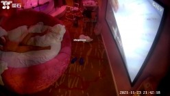 【萤石云摄像头】偷情女被暴力肛交 灌酒 操哭了19V，晚上吃夜宵时被强制按床上灌酒，大叫 哭了 截图8