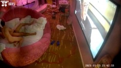 【萤石云摄像头】偷情女被暴力肛交 灌酒 操哭了19V，晚上吃夜宵时被强制按床上灌酒，大叫 哭了 截图11