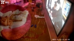 【萤石云摄像头】偷情女被暴力肛交 灌酒 操哭了19V，晚上吃夜宵时被强制按床上灌酒，大叫 哭了 截图13
