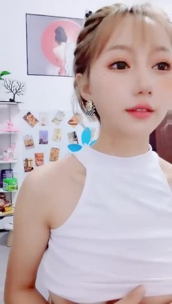 顶级颜值女神露出半个奶子揉捏，极品身材前凸后翘，大黑牛震动高潮出水，跪在椅子半脱下内裤，摆弄很是诱惑 截图1