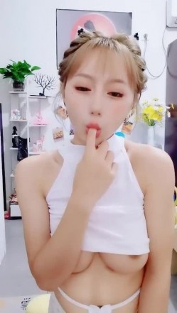 顶级颜值女神露出半个奶子揉捏，极品身材前凸后翘，大黑牛震动高潮出水，跪在椅子半脱下内裤，摆弄很是诱惑 截图3