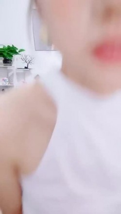 顶级颜值女神露出半个奶子揉捏，极品身材前凸后翘，大黑牛震动高潮出水，跪在椅子半脱下内裤，摆弄很是诱惑 截图5