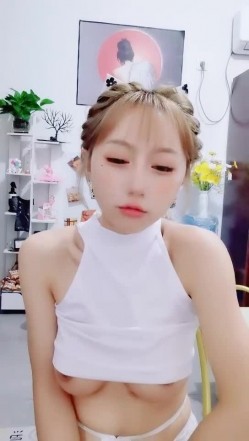 顶级颜值女神露出半个奶子揉捏，极品身材前凸后翘，大黑牛震动高潮出水，跪在椅子半脱下内裤，摆弄很是诱惑 截图6