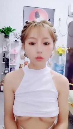 顶级颜值女神露出半个奶子揉捏，极品身材前凸后翘，大黑牛震动高潮出水，跪在椅子半脱下内裤，摆弄很是诱惑 截图7