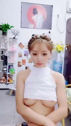 顶级颜值女神露出半个奶子揉捏，极品身材前凸后翘，大黑牛震动高潮出水，跪在椅子半脱下内裤，摆弄很是诱惑 截图8