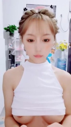顶级颜值女神露出半个奶子揉捏，极品身材前凸后翘，大黑牛震动高潮出水，跪在椅子半脱下内裤，摆弄很是诱惑 截图10