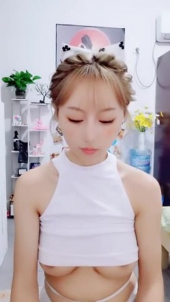 顶级颜值女神露出半个奶子揉捏，极品身材前凸后翘，大黑牛震动高潮出水，跪在椅子半脱下内裤，摆弄很是诱惑 截图11