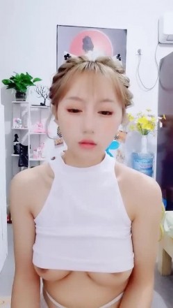 顶级颜值女神露出半个奶子揉捏，极品身材前凸后翘，大黑牛震动高潮出水，跪在椅子半脱下内裤，摆弄很是诱惑 截图12