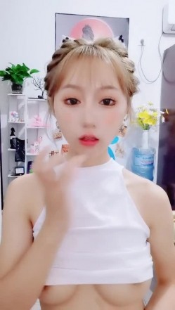 顶级颜值女神露出半个奶子揉捏，极品身材前凸后翘，大黑牛震动高潮出水，跪在椅子半脱下内裤，摆弄很是诱惑 截图16