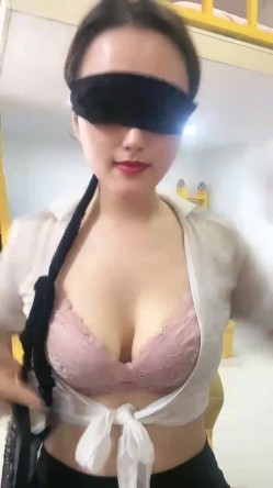 极品美臀风骚御姐！刚下海秀一波！独自一人在家很燥热，撩起包臀裙大屁股，特写自摸骚穴 截图2