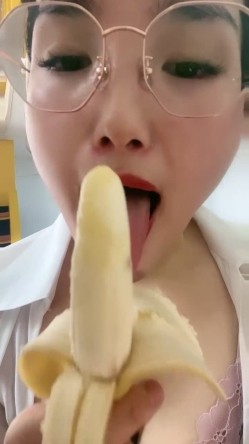 极品美臀风骚御姐！刚下海秀一波！独自一人在家很燥热，撩起包臀裙大屁股，特写自摸骚穴 截图4
