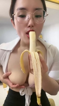 极品美臀风骚御姐！刚下海秀一波！独自一人在家很燥热，撩起包臀裙大屁股，特写自摸骚穴 截图6