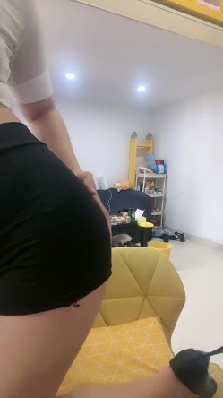 极品美臀风骚御姐！刚下海秀一波！独自一人在家很燥热，撩起包臀裙大屁股，特写自摸骚穴 截图8