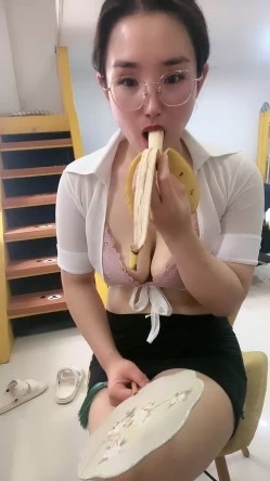 极品美臀风骚御姐！刚下海秀一波！独自一人在家很燥热，撩起包臀裙大屁股，特写自摸骚穴 截图12