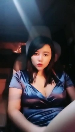 【雪儿老师】巨乳奶滴滴女司机开滴滴不为赚钱只为男人一边直播一边勾引醉酒乘客服务一流专门喂乘客壮阳药 截图1