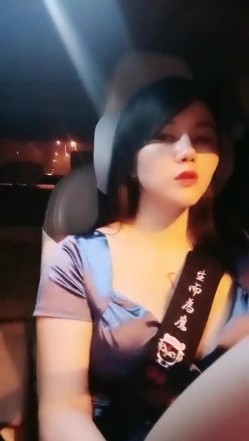 【雪儿老师】巨乳奶滴滴女司机开滴滴不为赚钱只为男人一边直播一边勾引醉酒乘客服务一流专门喂乘客壮阳药 截图3