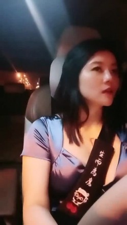 【雪儿老师】巨乳奶滴滴女司机开滴滴不为赚钱只为男人一边直播一边勾引醉酒乘客服务一流专门喂乘客壮阳药 截图4