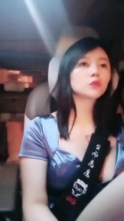 【雪儿老师】巨乳奶滴滴女司机开滴滴不为赚钱只为男人一边直播一边勾引醉酒乘客服务一流专门喂乘客壮阳药 截图5