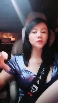 【雪儿老师】巨乳奶滴滴女司机开滴滴不为赚钱只为男人一边直播一边勾引醉酒乘客服务一流专门喂乘客壮阳药 截图6