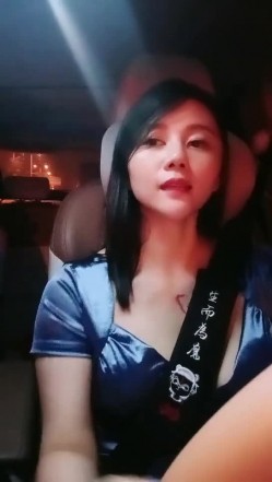 【雪儿老师】巨乳奶滴滴女司机开滴滴不为赚钱只为男人一边直播一边勾引醉酒乘客服务一流专门喂乘客壮阳药 截图12