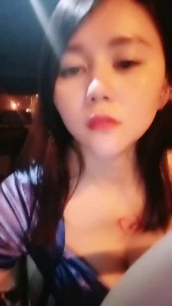 【雪儿老师】巨乳奶滴滴女司机开滴滴不为赚钱只为男人一边直播一边勾引醉酒乘客服务一流专门喂乘客壮阳药 截图13