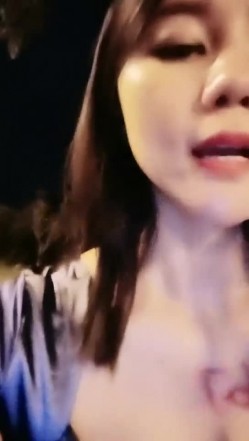 【雪儿老师】巨乳奶滴滴女司机开滴滴不为赚钱只为男人一边直播一边勾引醉酒乘客服务一流专门喂乘客壮阳药 截图15