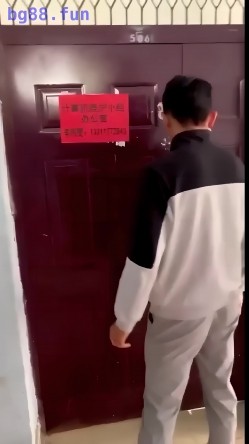 【某某门事件】第23弹 云南昆明某高校 情侣在计算机小组办公室偷情，老师突然敲门吓惨了，开门后还装作在学习 截图1