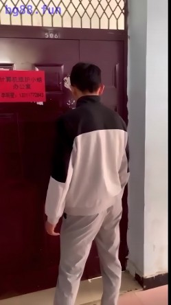 【某某门事件】第23弹 云南昆明某高校 情侣在计算机小组办公室偷情，老师突然敲门吓惨了，开门后还装作在学习 截图2