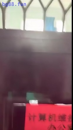 【某某门事件】第23弹 云南昆明某高校 情侣在计算机小组办公室偷情，老师突然敲门吓惨了，开门后还装作在学习 截图3