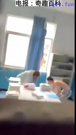 【某某门事件】第23弹 云南昆明某高校 情侣在计算机小组办公室偷情，老师突然敲门吓惨了，开门后还装作在学习 截图5