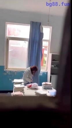 【某某门事件】第23弹 云南昆明某高校 情侣在计算机小组办公室偷情，老师突然敲门吓惨了，开门后还装作在学习 截图7