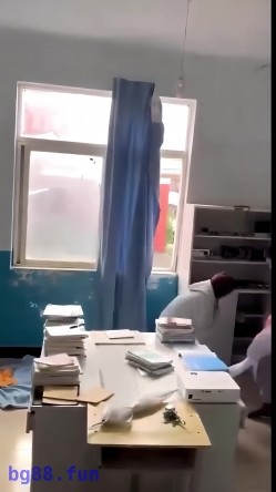 【某某门事件】第23弹 云南昆明某高校 情侣在计算机小组办公室偷情，老师突然敲门吓惨了，开门后还装作在学习 截图8