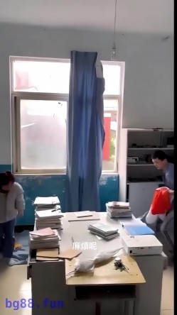 【某某门事件】第23弹 云南昆明某高校 情侣在计算机小组办公室偷情，老师突然敲门吓惨了，开门后还装作在学习 截图9