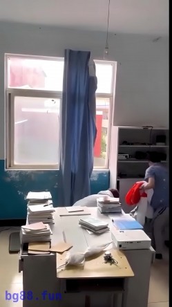 【某某门事件】第23弹 云南昆明某高校 情侣在计算机小组办公室偷情，老师突然敲门吓惨了，开门后还装作在学习 截图10